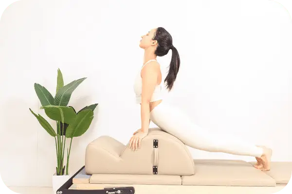 女性がマシーンを使ってストレッチをしている画像